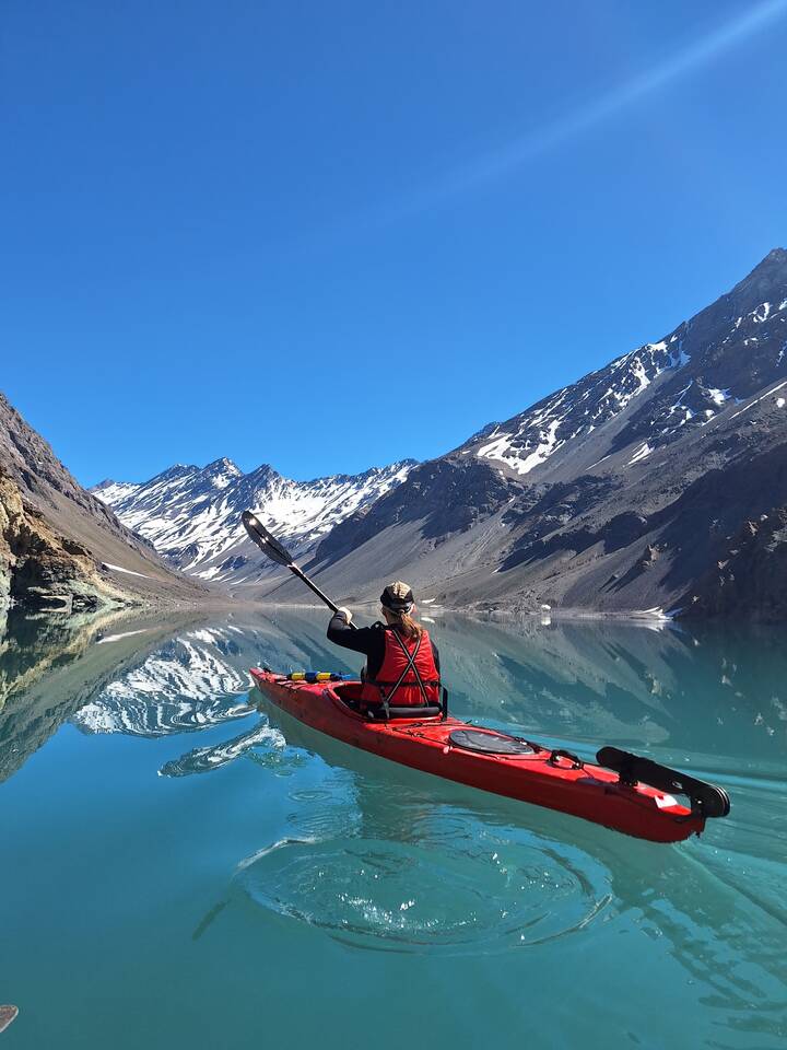 Aguas color esmeralda y montañas nevadas en primav